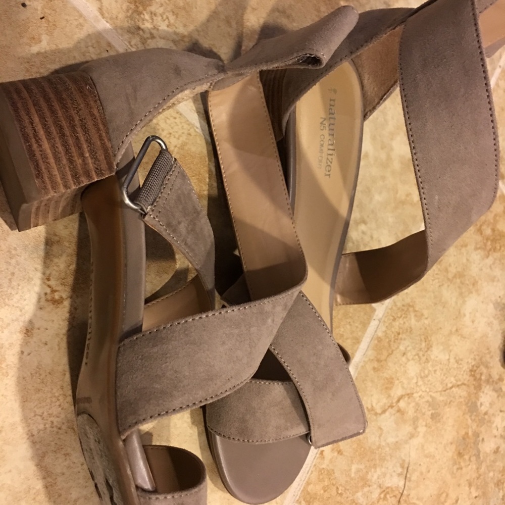 Super cute suede wedges // size 8
